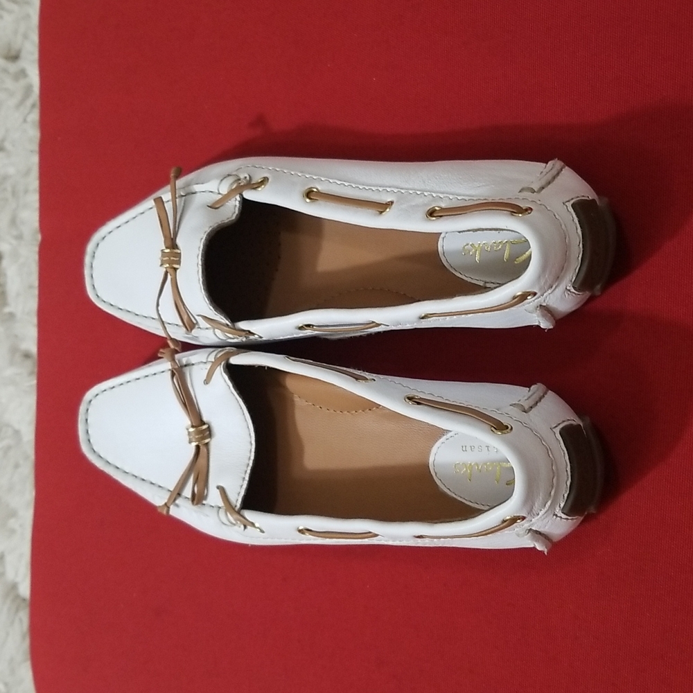 Clarks White Leather Moccasins with Tan Bow Accents - Picture 4 of 9
